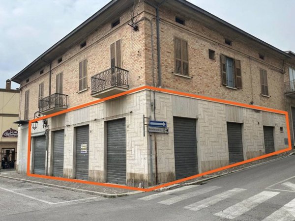 negozio in vendita a Nereto in zona Vibrata