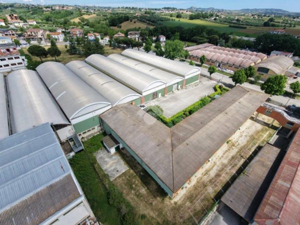 locale commerciale in vendita a Nereto in zona Vibrata