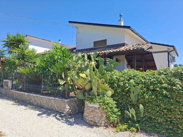 casa indipendente in vendita a Nereto in zona Parignano