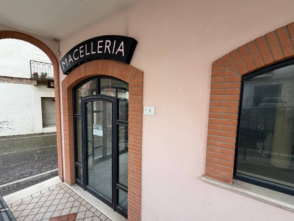negozio in vendita a Nereto in zona San Martino