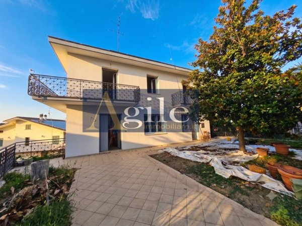 casa indipendente in vendita a Nereto in zona Rote
