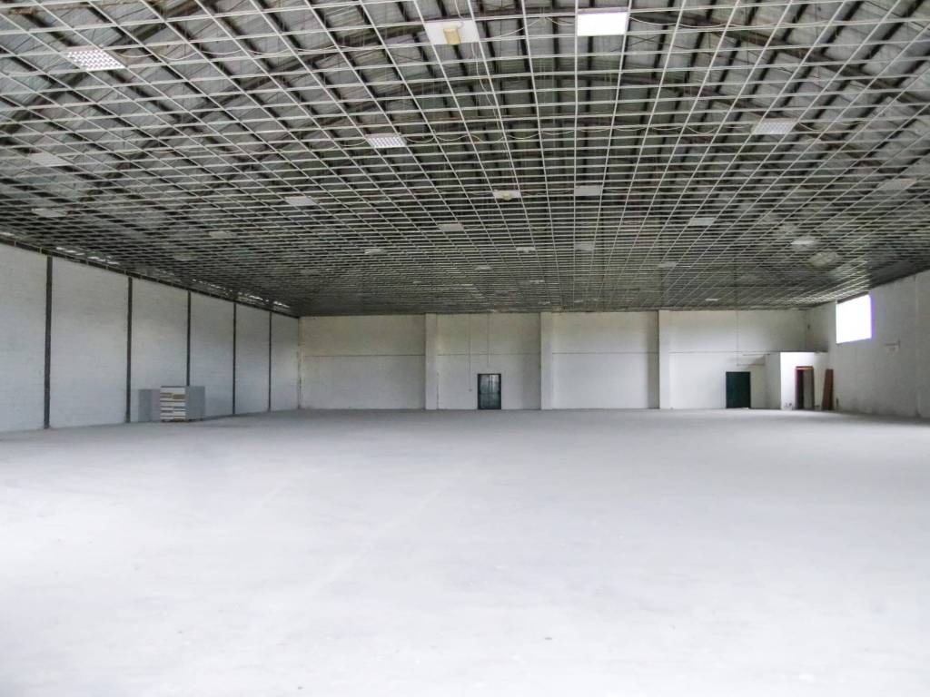 locale commerciale in vendita a Notaresco in zona Pianura Vomano