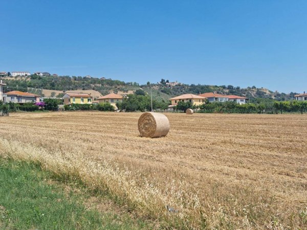 terreno edificabile in vendita a Notaresco in zona Pianura Vomano