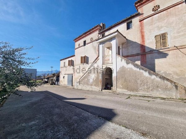pentavano in vendita a Notaresco