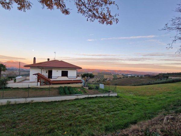 casa indipendente in vendita a Notaresco