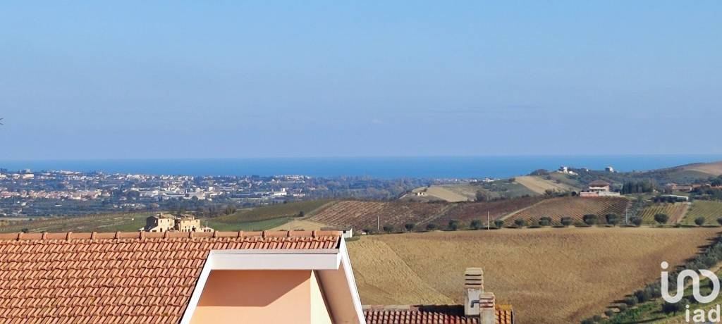 appartamento in vendita a Notaresco in zona Grasciano