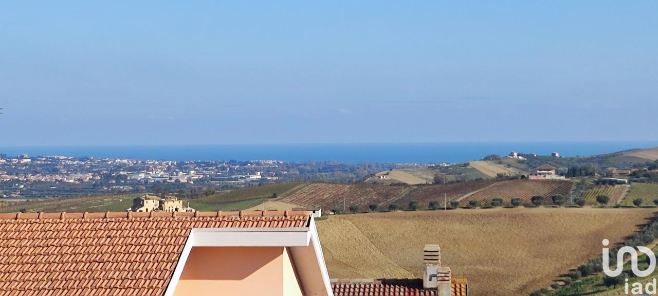 appartamento in vendita a Notaresco in zona Grasciano