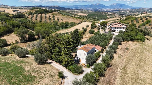 appartamento in vendita a Notaresco in zona Grasciano