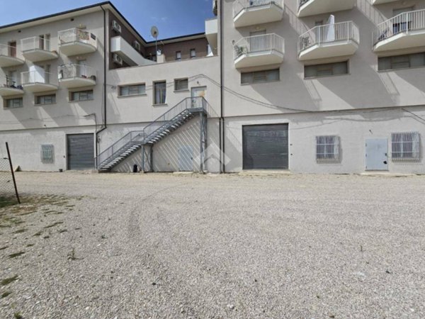locale commerciale in vendita a Notaresco