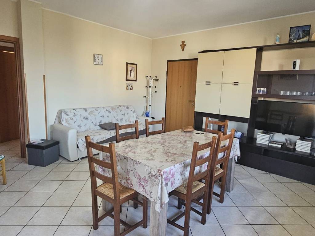 appartamento in vendita a Notaresco in zona Grasciano