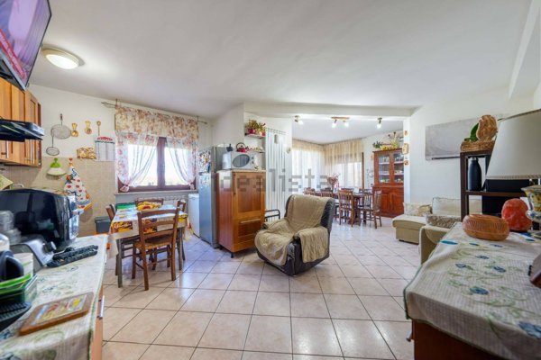 appartamento in vendita a Notaresco in zona Pianura Vomano