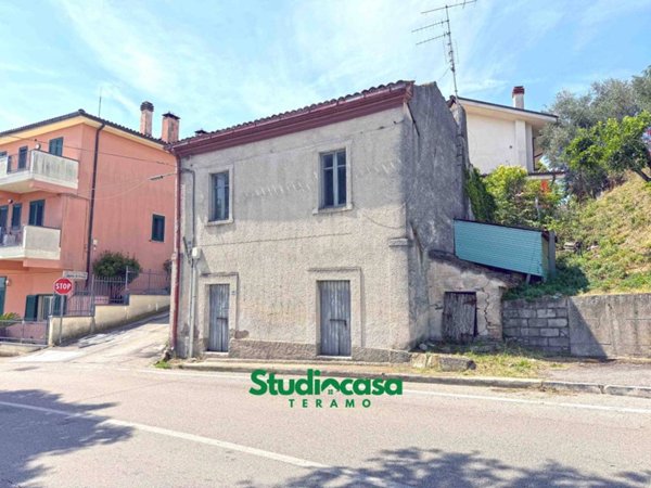 casa indipendente in vendita a Notaresco in zona Villa Scapoli