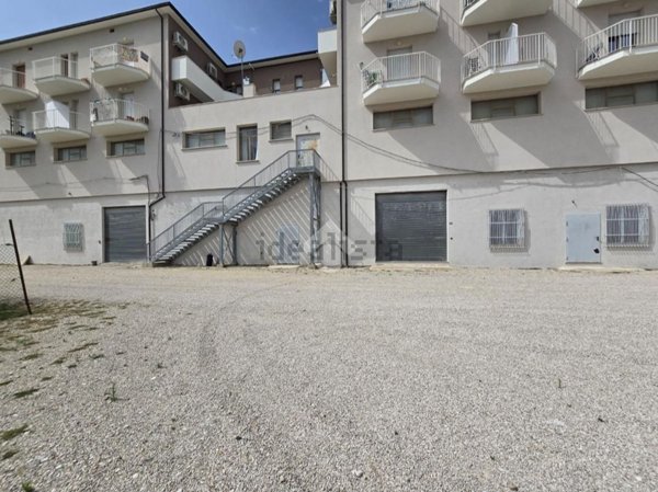 locale commerciale in vendita a Notaresco in zona Pianura di Notaresco