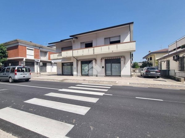negozio in vendita a Penna Sant'Andrea in zona Val Vomano