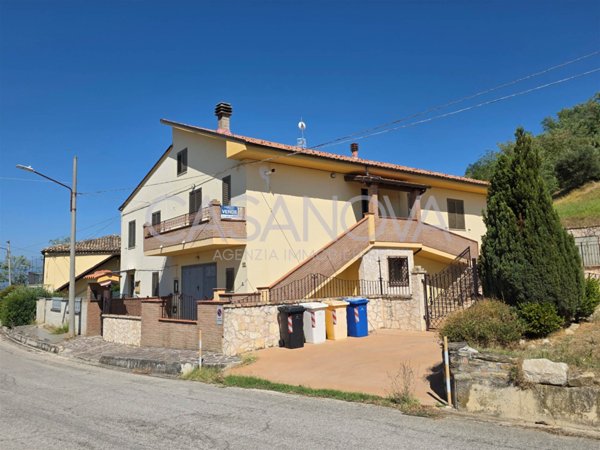 casa indipendente in vendita a Penna Sant'Andrea in zona Pilone