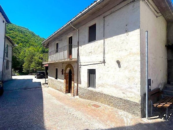 casa indipendente in vendita a Pietracamela in zona Intermesoli