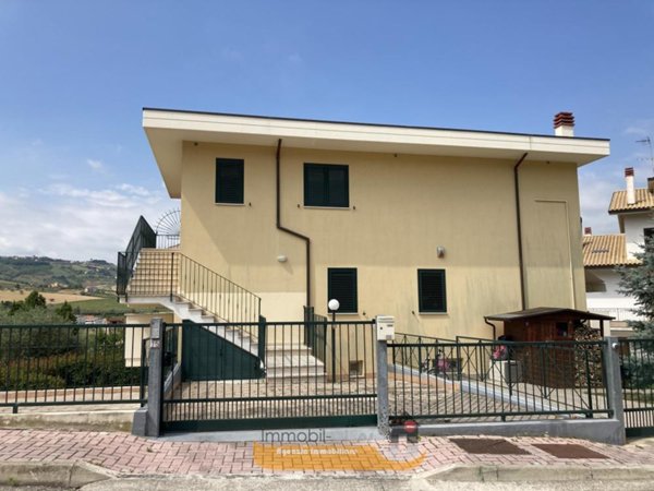 casa indipendente in vendita a Pineto