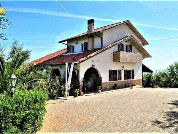 casa indipendente in vendita a Pineto in zona Mutignano