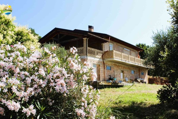 casa indipendente in vendita a Pineto
