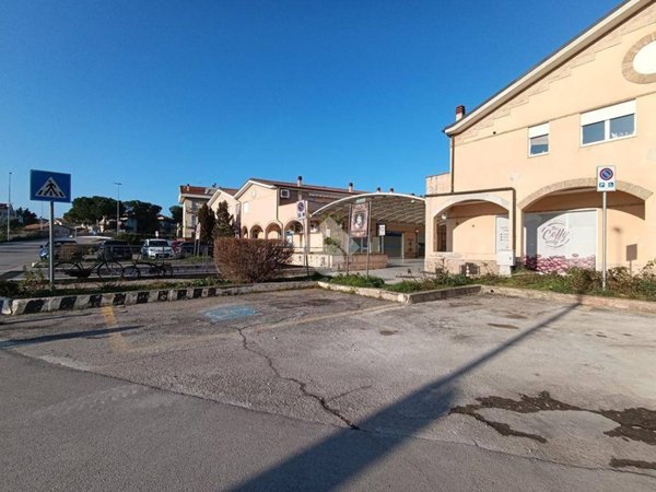 locale commerciale in vendita a Pineto