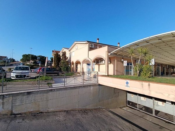 locale commerciale in vendita a Pineto