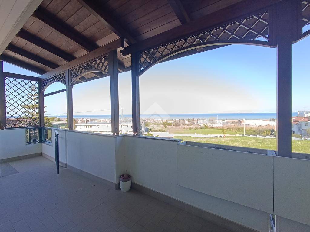 casa indipendente in vendita a Pineto in zona Scerne