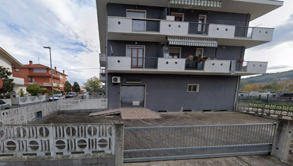 locale commerciale in vendita a Pineto