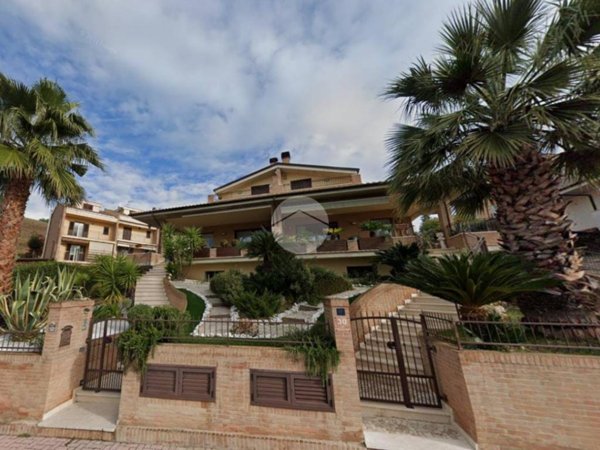casa semindipendente in vendita a Pineto