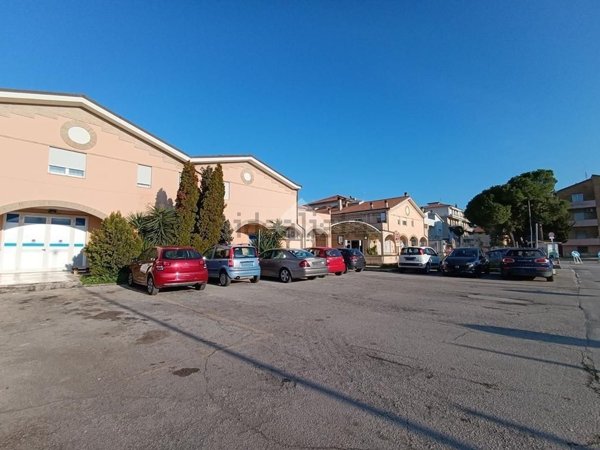 locale di sgombero in vendita a Pineto