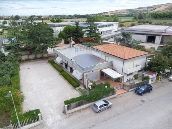 negozio in vendita a Pineto in zona Scerne