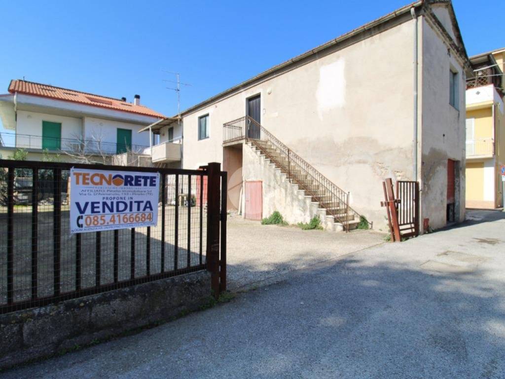 appartamento in vendita a Pineto in zona Scerne