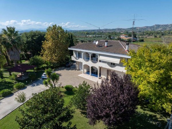 casa indipendente in vendita a Pineto in zona Scerne