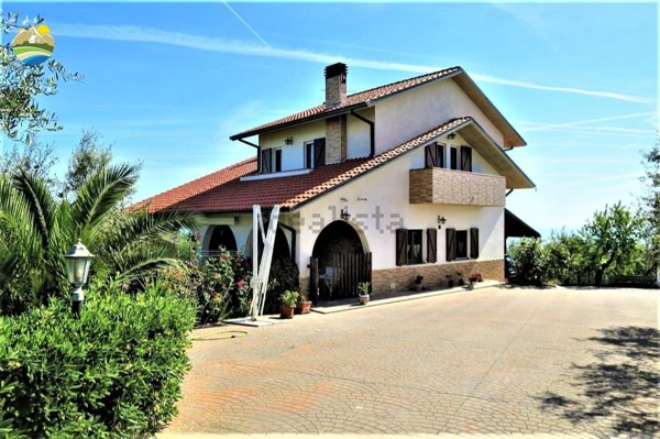 casa indipendente in vendita a Pineto in zona Mutignano
