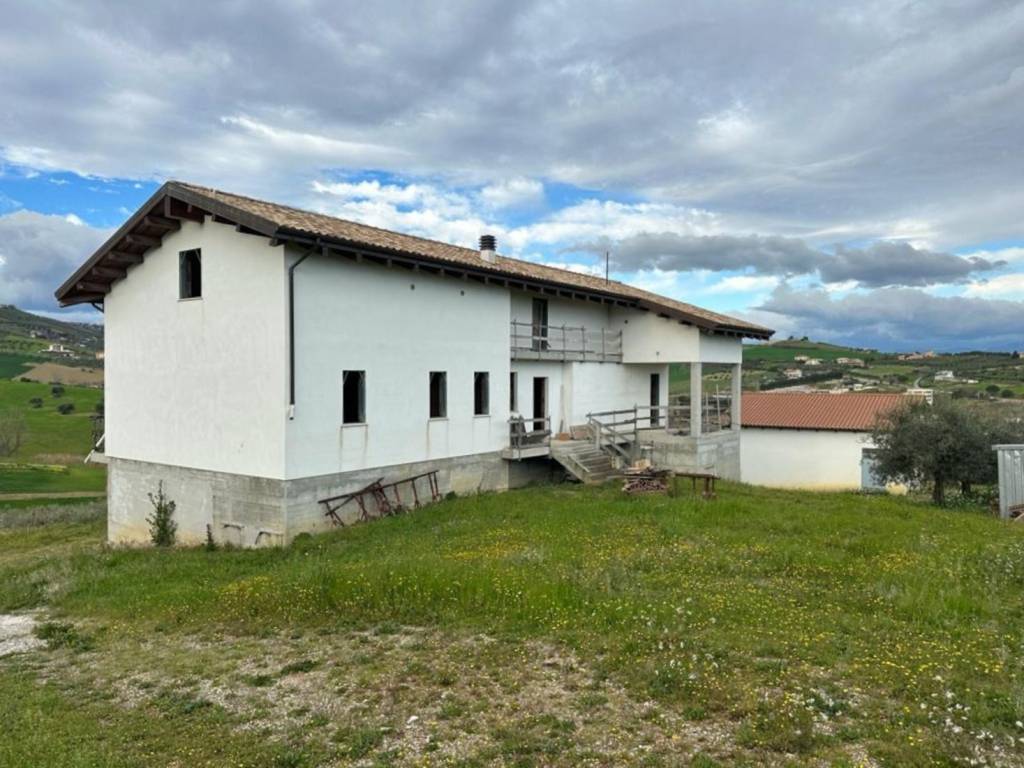 pentavano in vendita a Pineto in zona Colle Morino