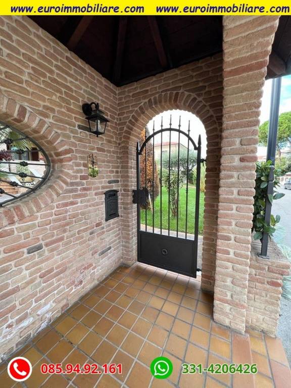 casa indipendente in vendita a Pineto