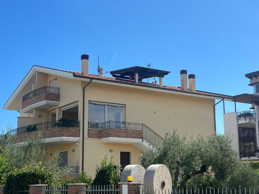 appartamento in vendita a Pineto in zona Torre San Rocco