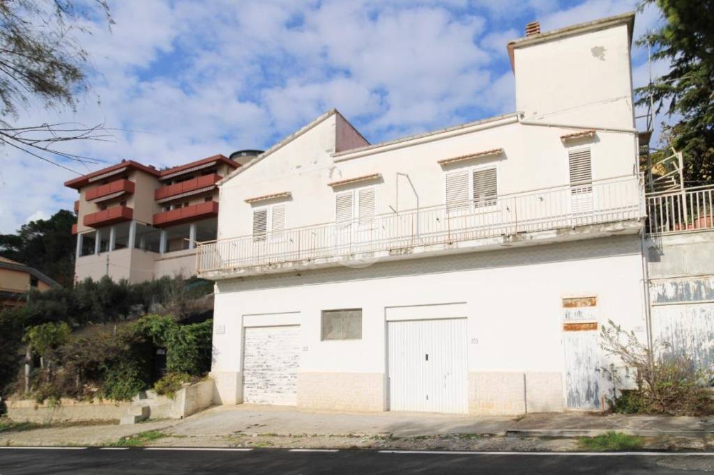 casa indipendente in vendita a Pineto in zona Mutignano