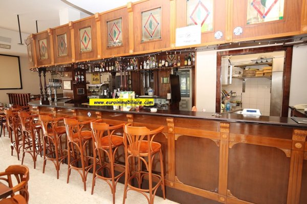 locale commerciale in vendita a Pineto