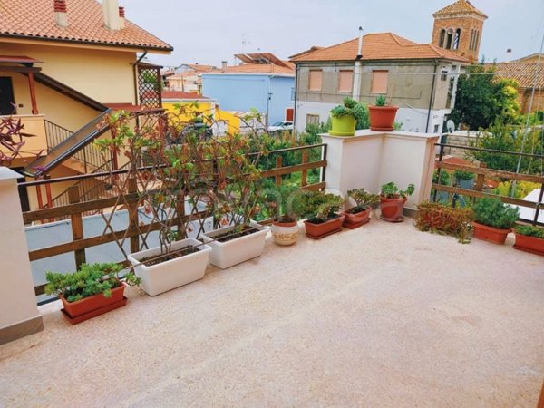 appartamento in vendita a Pineto in zona Scerne