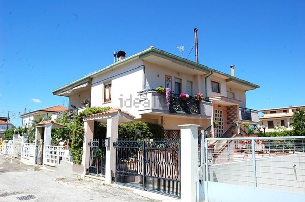 casa indipendente in vendita a Pineto in zona Scerne