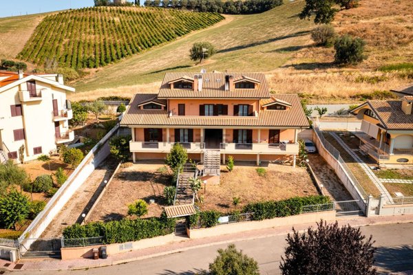 casa indipendente in vendita a Pineto