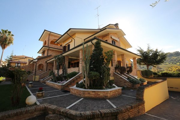 casa indipendente in vendita a Pineto