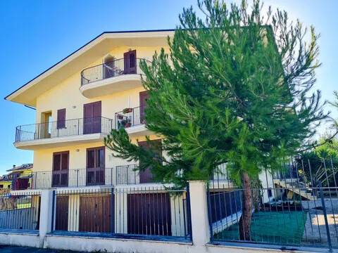 appartamento in vendita a Pineto in zona Scerne