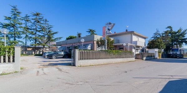 casa indipendente in vendita a Pineto in zona Scerne