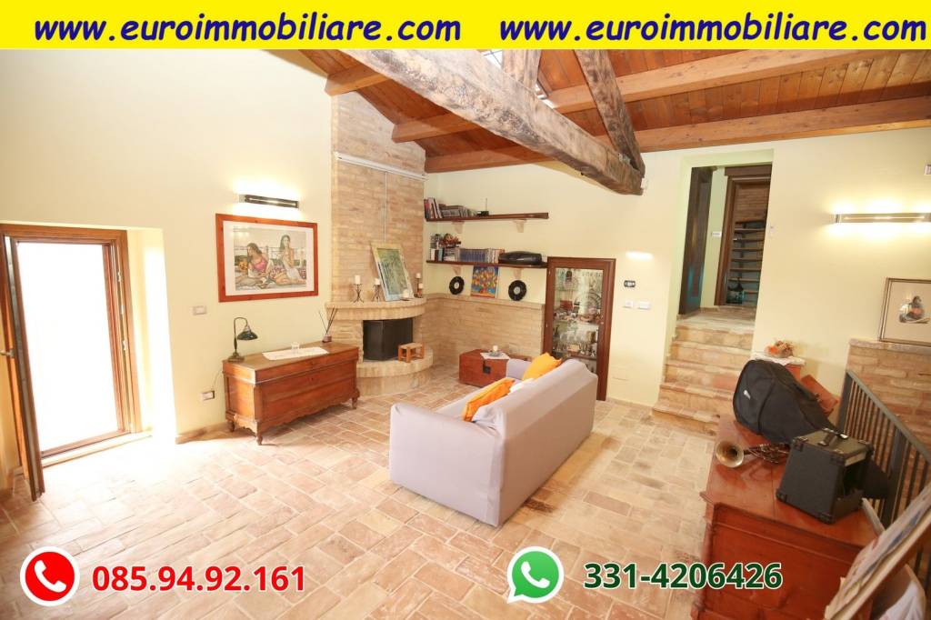 casa indipendente in vendita a Pineto in zona Mutignano