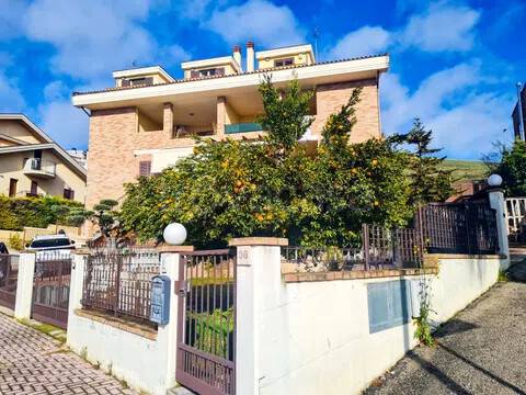 casa indipendente in vendita a Pineto