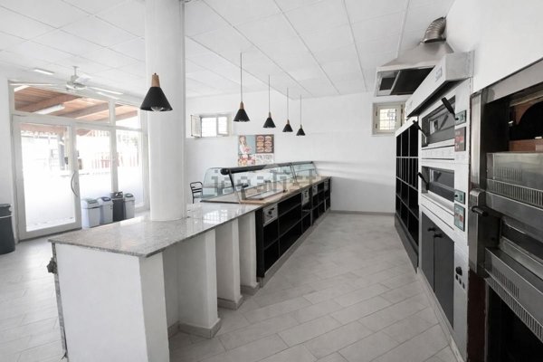 locale commerciale in vendita a Pineto in zona Scerne