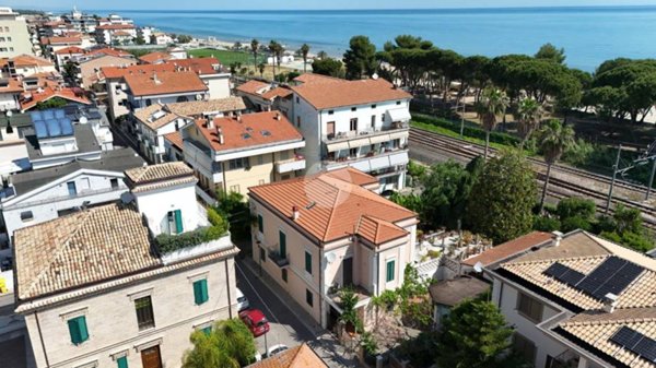 casa indipendente in vendita a Pineto