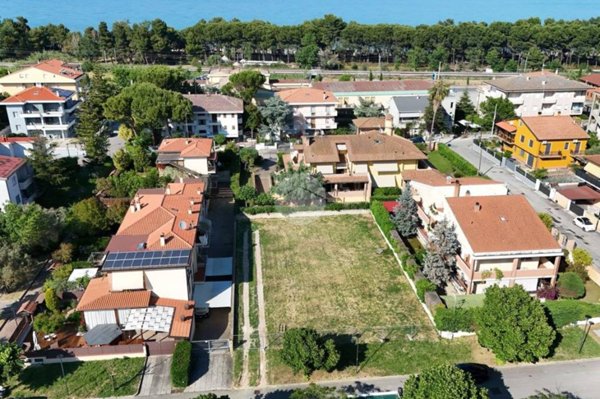 terreno edificabile in vendita a Pineto