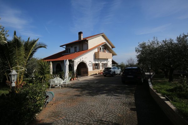 casa indipendente in vendita a Pineto in zona Mutignano